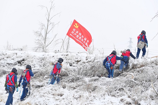 旗帜领航提质登高</p><p>　　全面进步全面过硬