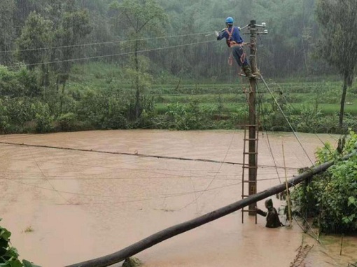 全力迎战强降雨 保障迎峰度夏电网安全