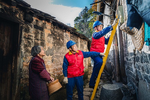 弘扬伟大建党精神坚定历史自信</p><p>　　在新的赶考之路上交出优异答卷